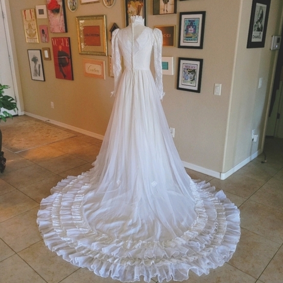 1970's Vintage Union Label White Lace Full Train Wedding‎ Dress - Picture 4 of 13